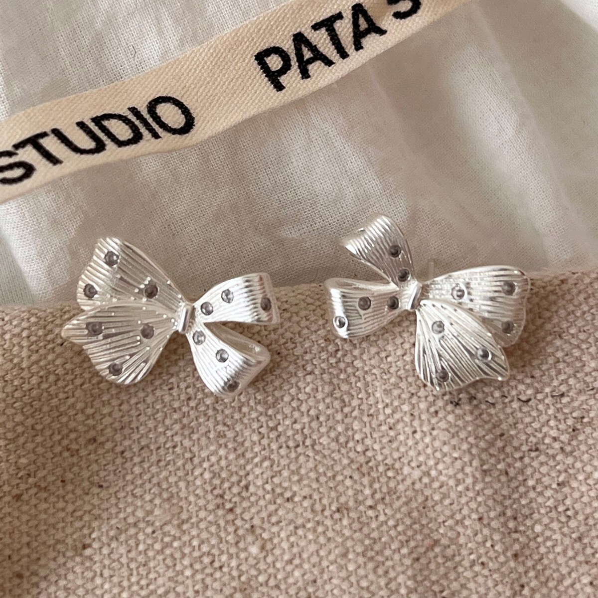 Sier Needle Inlaid Dia Bowknot Fashion Simple Sweet Versatile Elegant Earrings Light High-end Feel Ear Jewelry