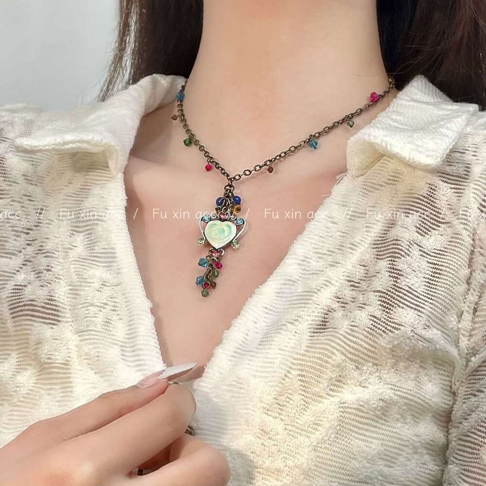 Vintage Crystal Bronze Carved Heart Necklace Fashion Versatile Design High-end Collarbone Chain Light Choker a1d