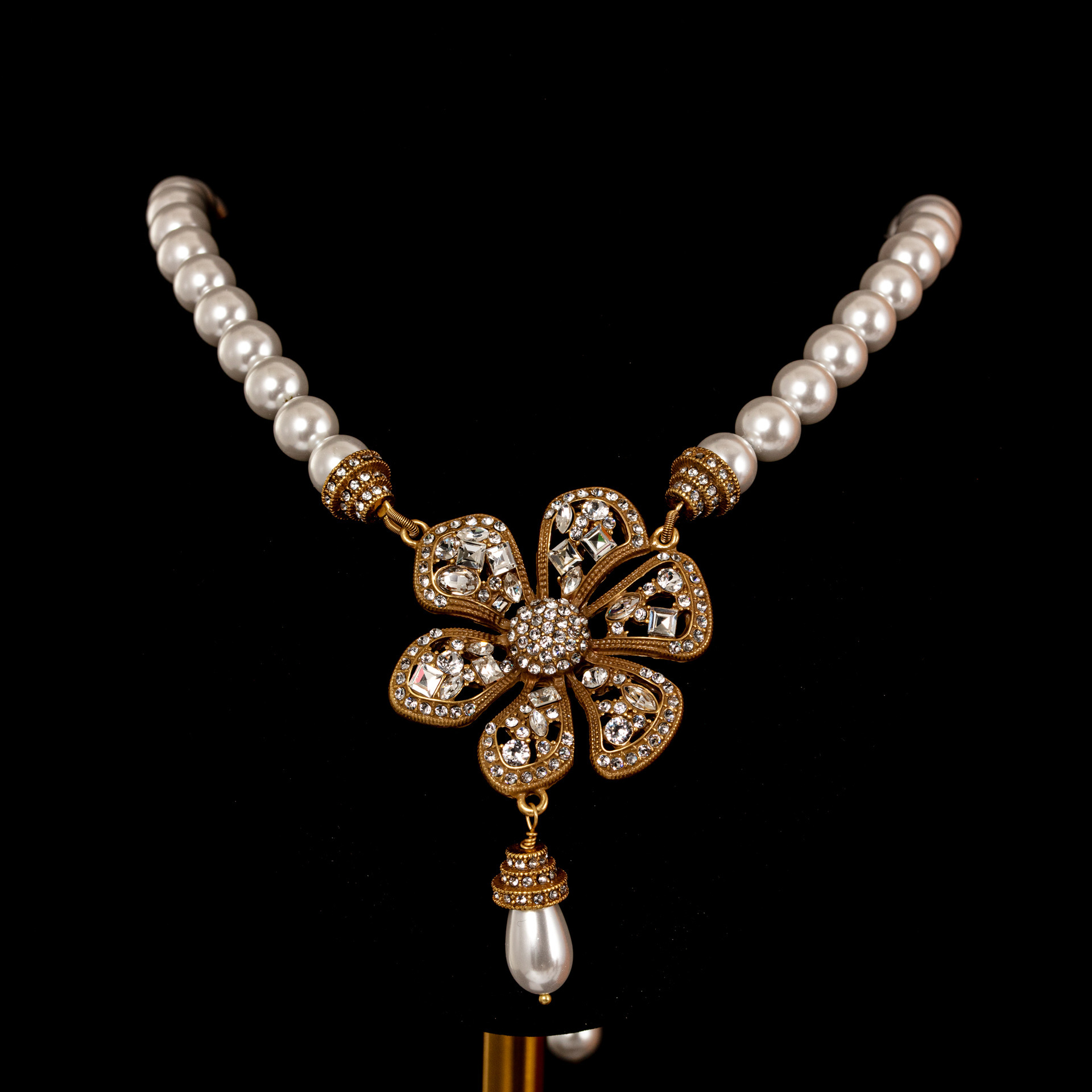 Designer Necklace Lady Pendant Style Pearl Chain Inlaid Zirconium Gold Six-petal Flower Necklace Light Luxury High-end Elegant Exquisite Women's 