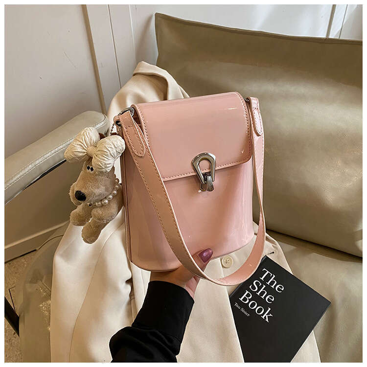 2025 Spring New High-end Bucket with Design Sense, Lock Buckle, Fashionable, Simple, Versatile, Single Shoulder Crossbody Bag