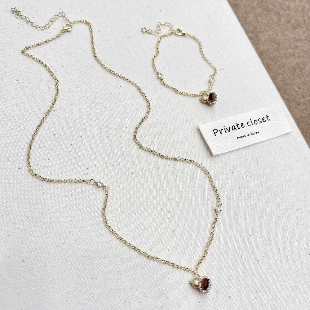 Rose Red Tiger Eye Stone Necklace for Women, Niche High-End Sweater Chain, Light Elegant Bracelet, 2024 New Model d0b