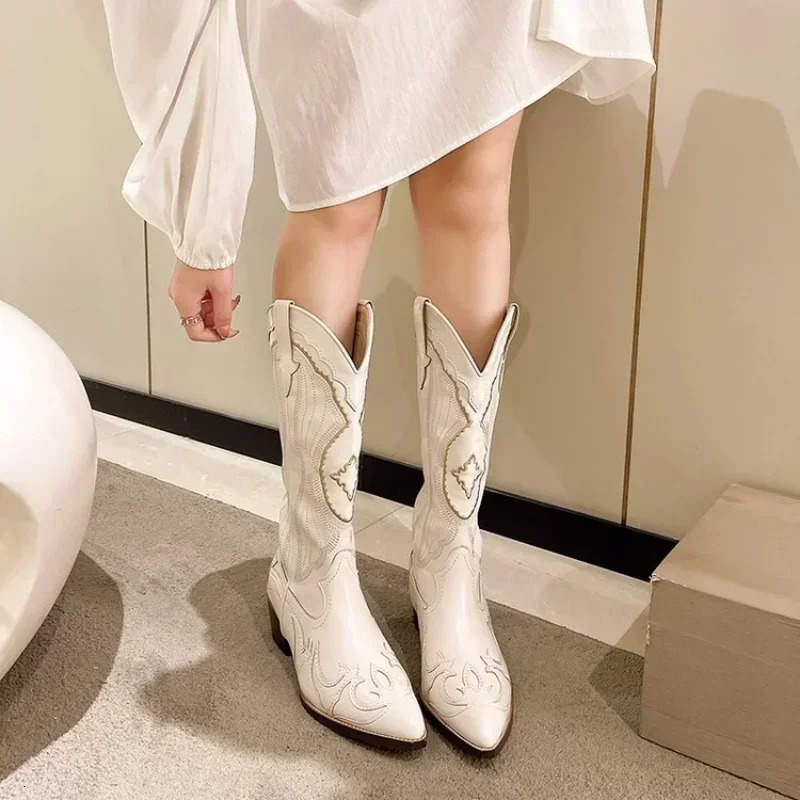 Vintage Square Head Thick Heel Cowboy Boot for Women Embroidered Western Cowboy Boots Side Zipper Shoes Autumn Pointed Boots 250729