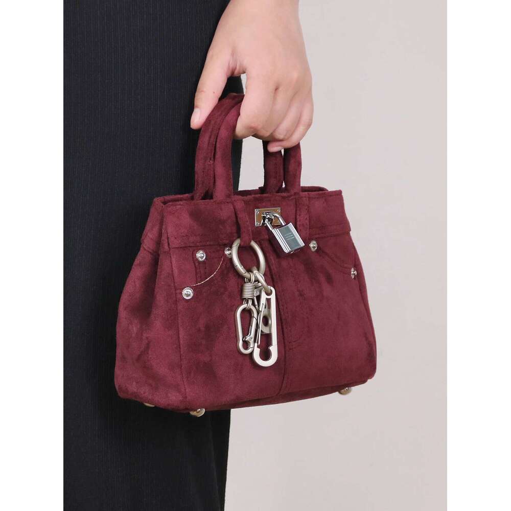 2024 autumn and winter new niche design Korean fashion suede veet leopard print platinum portable crossbody bag lock key p