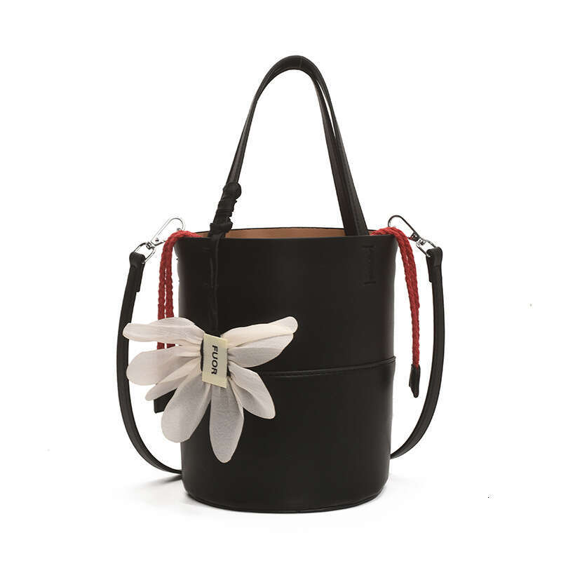 New Personalized Handheld Bucket with Unique Design, Niche Ins Style Shoulder Bag, Elegant Versatile Trendy Crossbody Bag