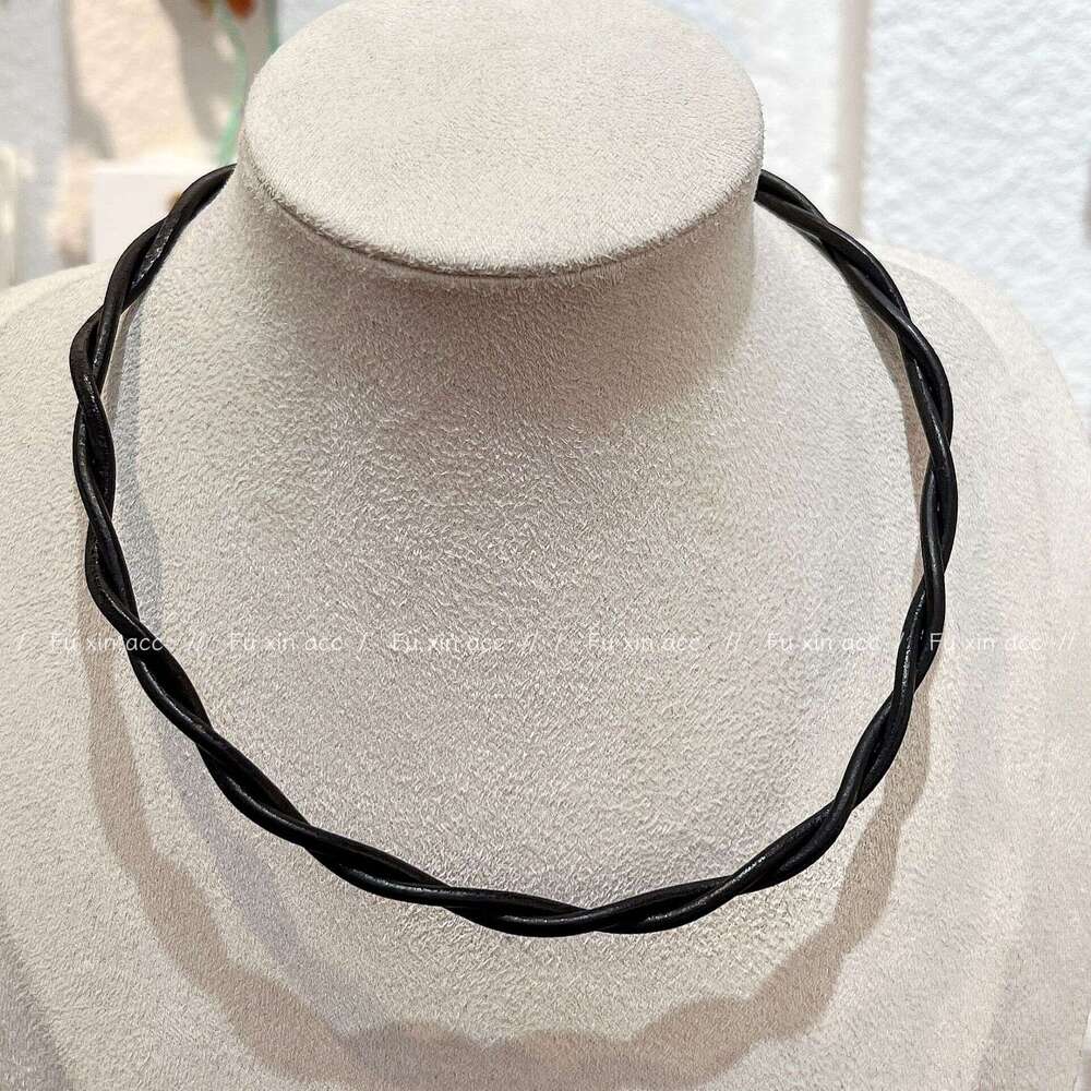Light Niche Design Necklace for Men and Women, Simple Internet Celebrity High-end Double-layer Choker, Beautiful Black Versatile Neck Chain 59f