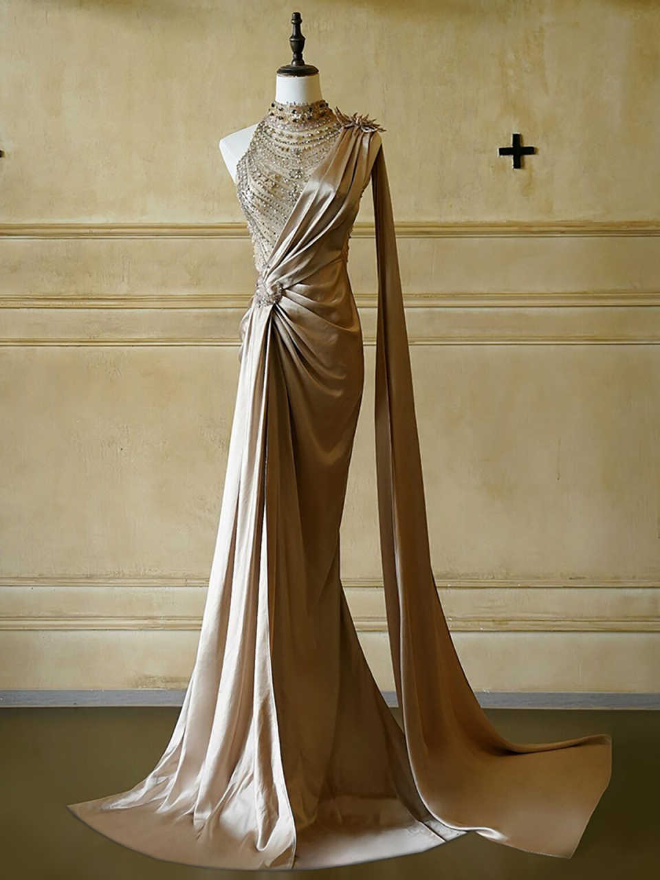 Elegant Prom Dresses Satin Sleeveless Lace-Up Crystals Court Gown Floor-Length Custom Made Formal Party Dress Vestido De Noite