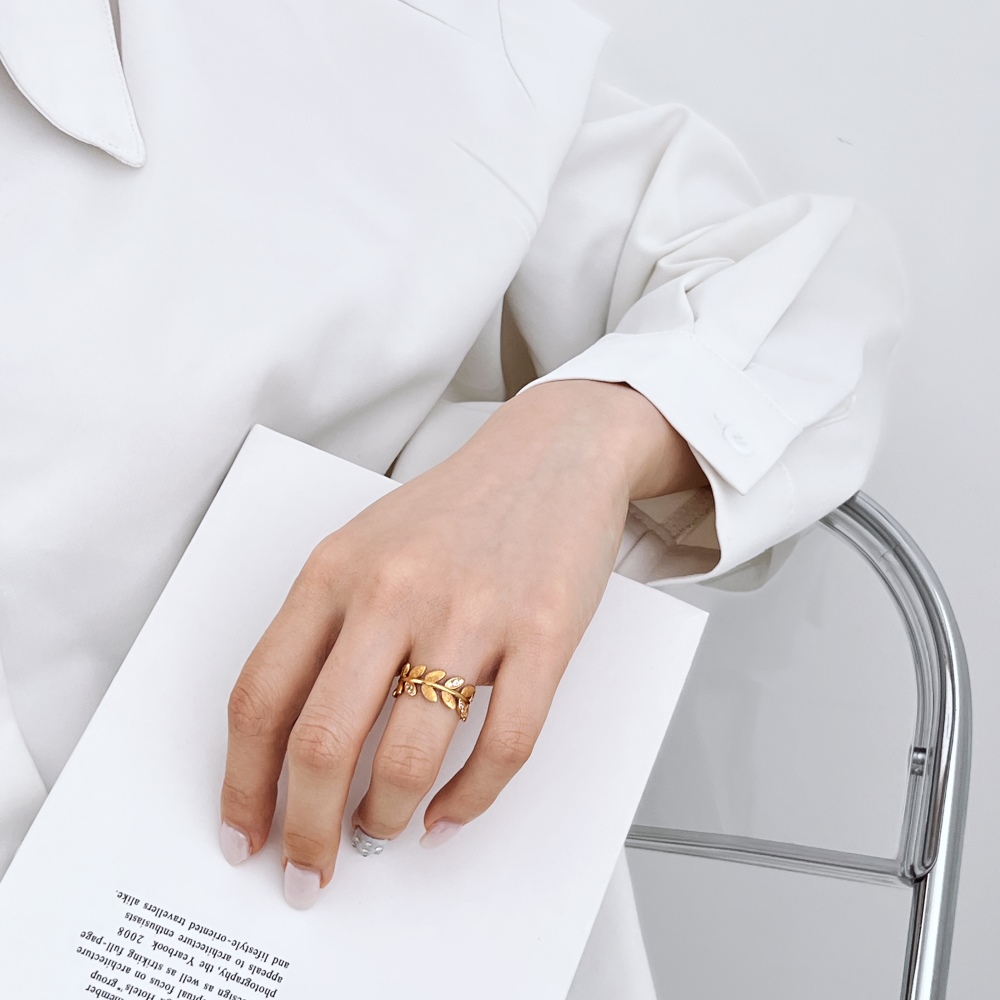 Women's 925 Silver Ring Plated with 18k Gold - Leaf Shape Design with Sparkling Cubic Zirconia Stones (Width: 9mm, Weight: 4.2g)