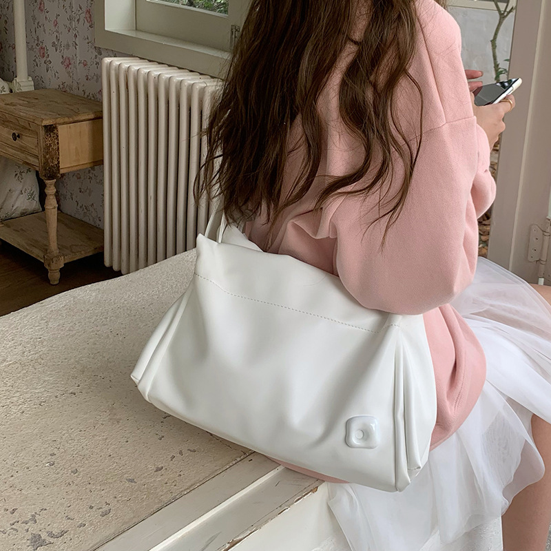 The Designer Luxury Bag Is A Large-capacity Pink Casual Commuting Handbag With A New Texture. It Is A Single-shoulder Crossbody Bag For Women