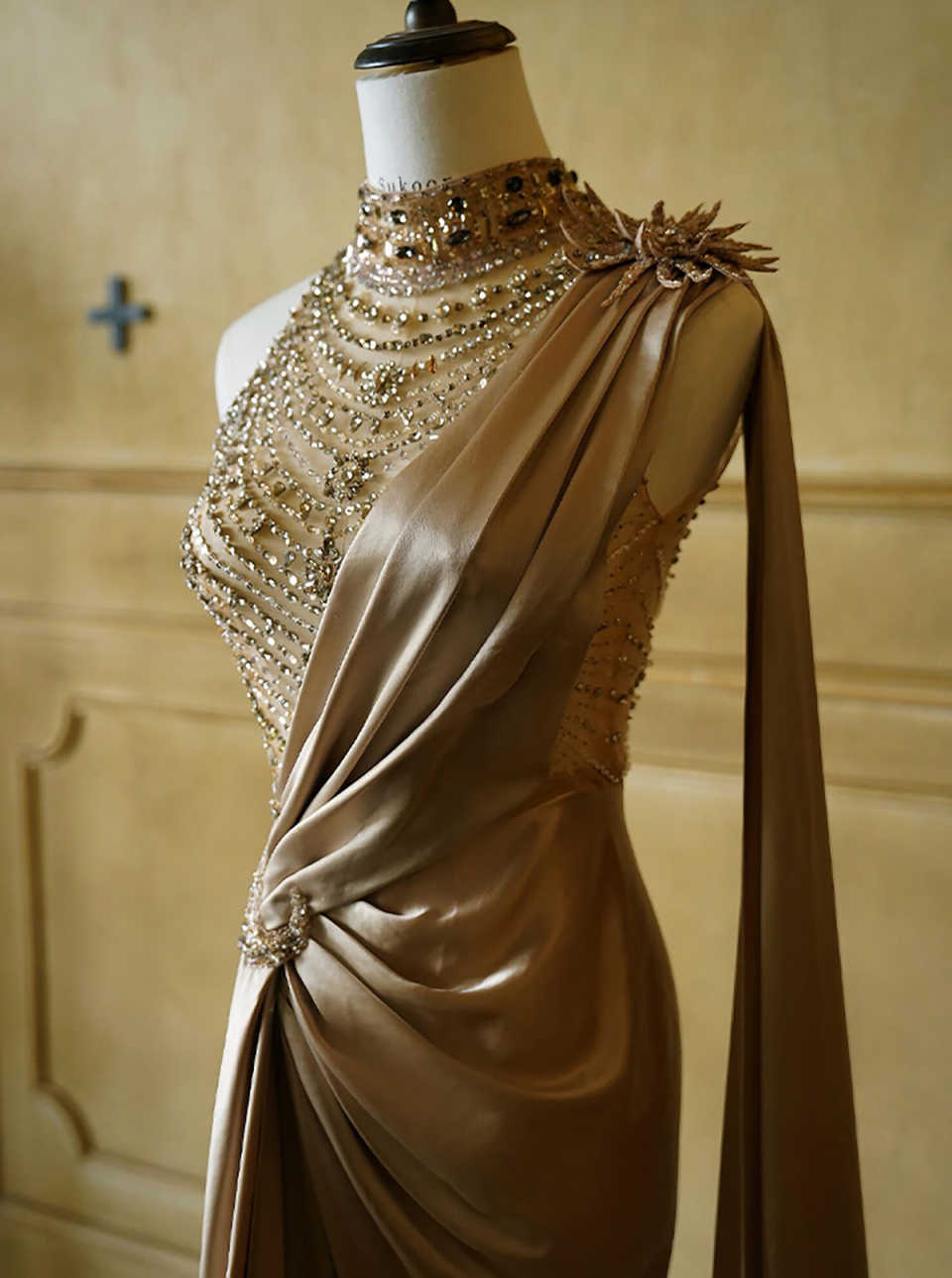 Elegant Prom Dresses Satin Sleeveless Lace-Up Crystals Court Gown Floor-Length Custom Made Formal Party Dress Vestido De Noite