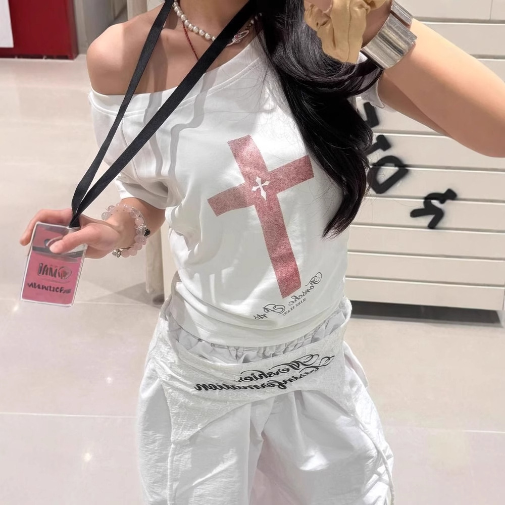 2025 American off shoulder T-shirt summer new print short sleeved off shoulder design loose fit multifunctional top new designer T-shirt