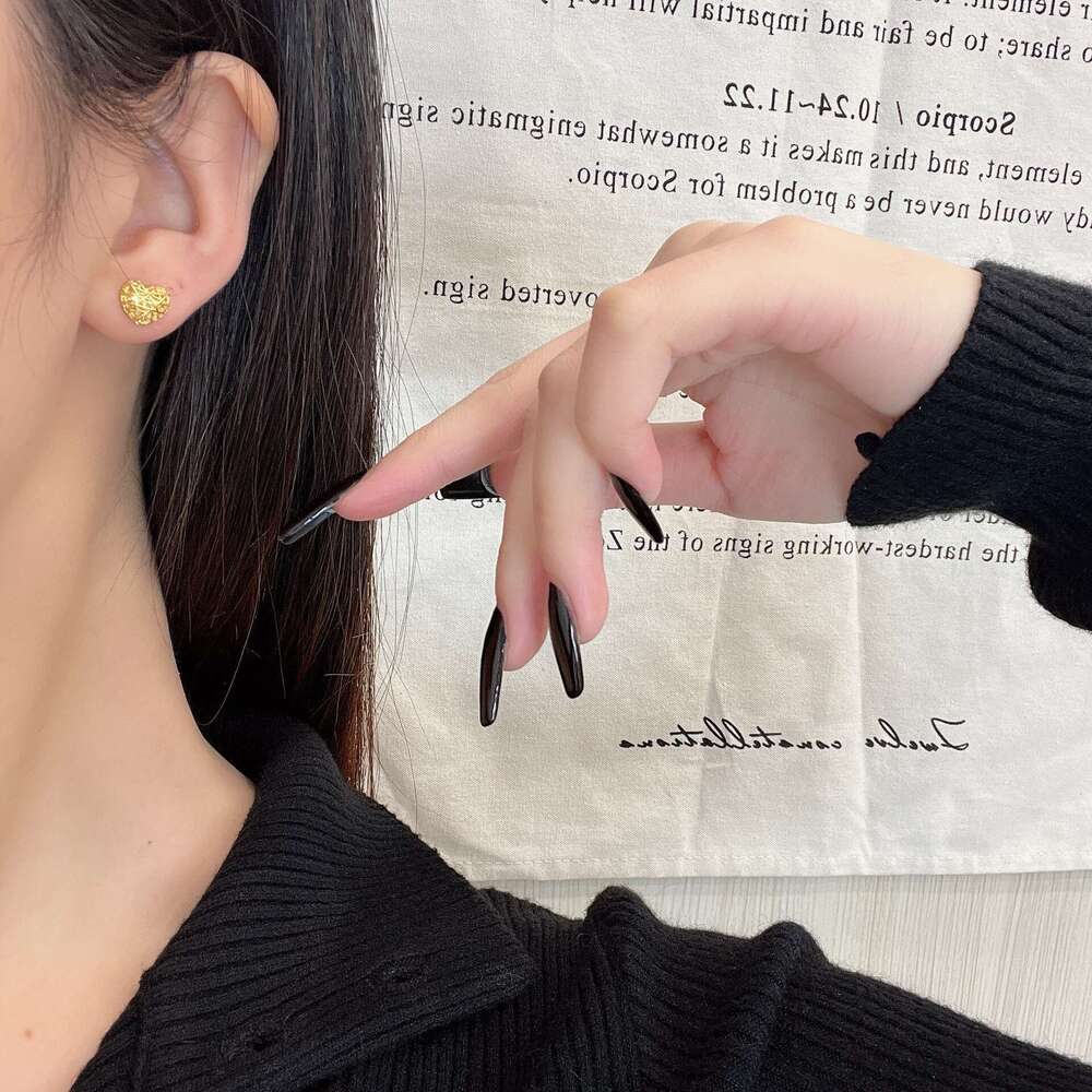 Unique 2024 New Gold Brushed Hollow Women, Niche Design, High-end Feel, Elegant Earrings for Autumn and Winter 70c