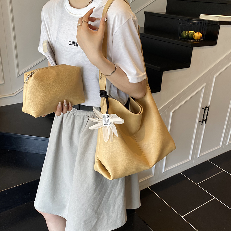 2025 Designer Women's Commuter Handbag Underarm Bag New Fashionable Multi functional Mother and Women's Bag