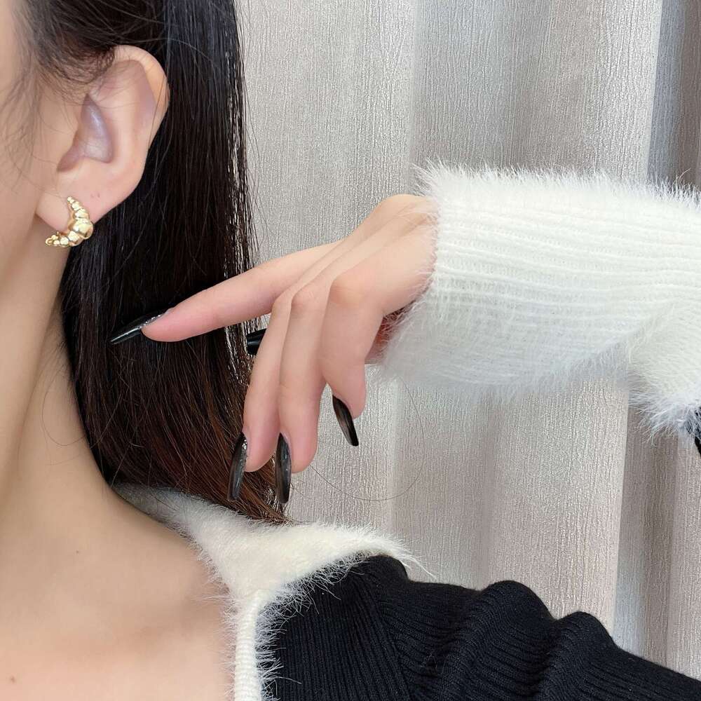 Korean Niche Design Sense Horn Bag Metal Stud Simple Light Versatile Elegant 2024 New Earrings 22b