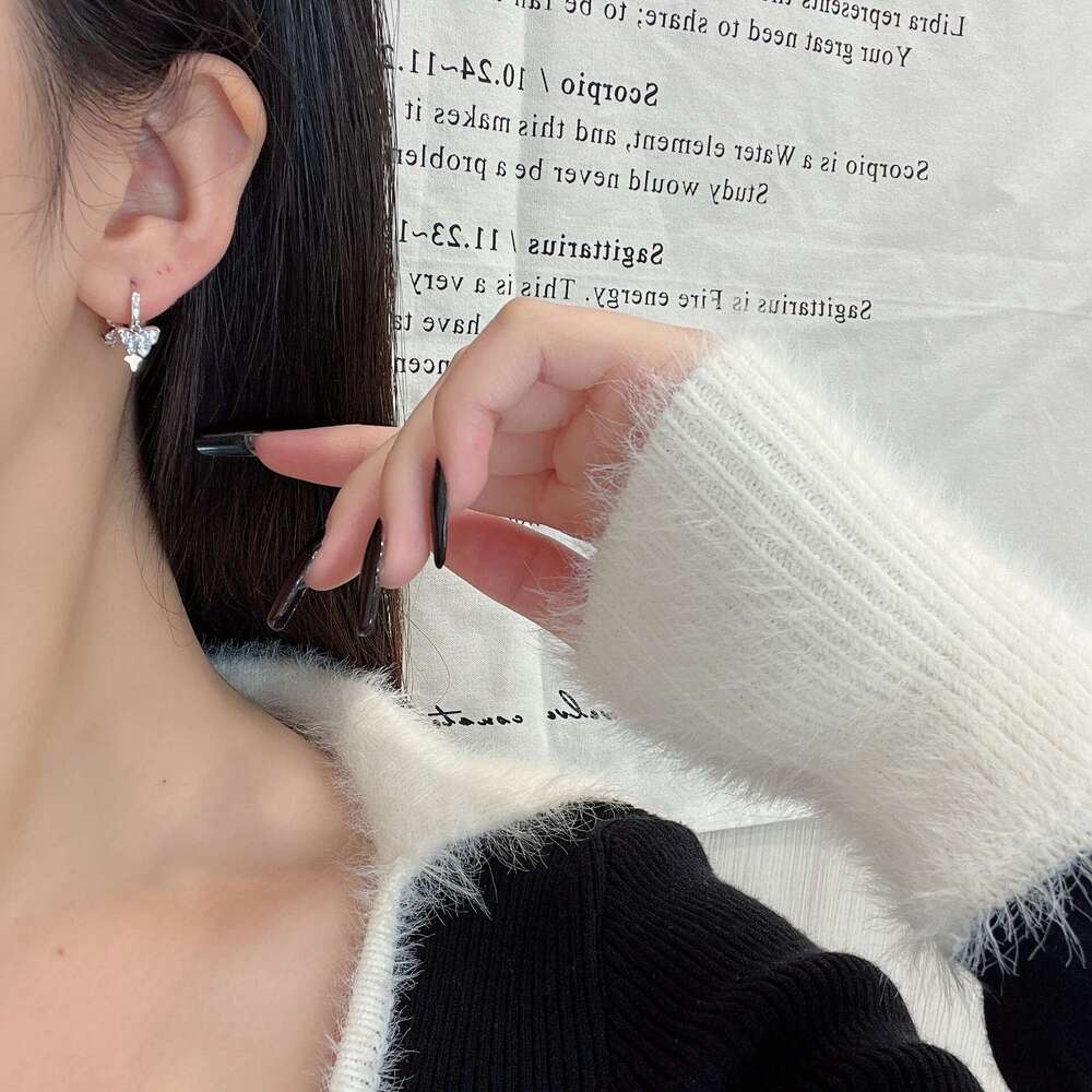 Super Fairy Micro Inlaid Dynamic Butterfly Star Cuff for Women, Niche Light Elegant Simple Versatile Bone Clip Ear Jewelry 1da