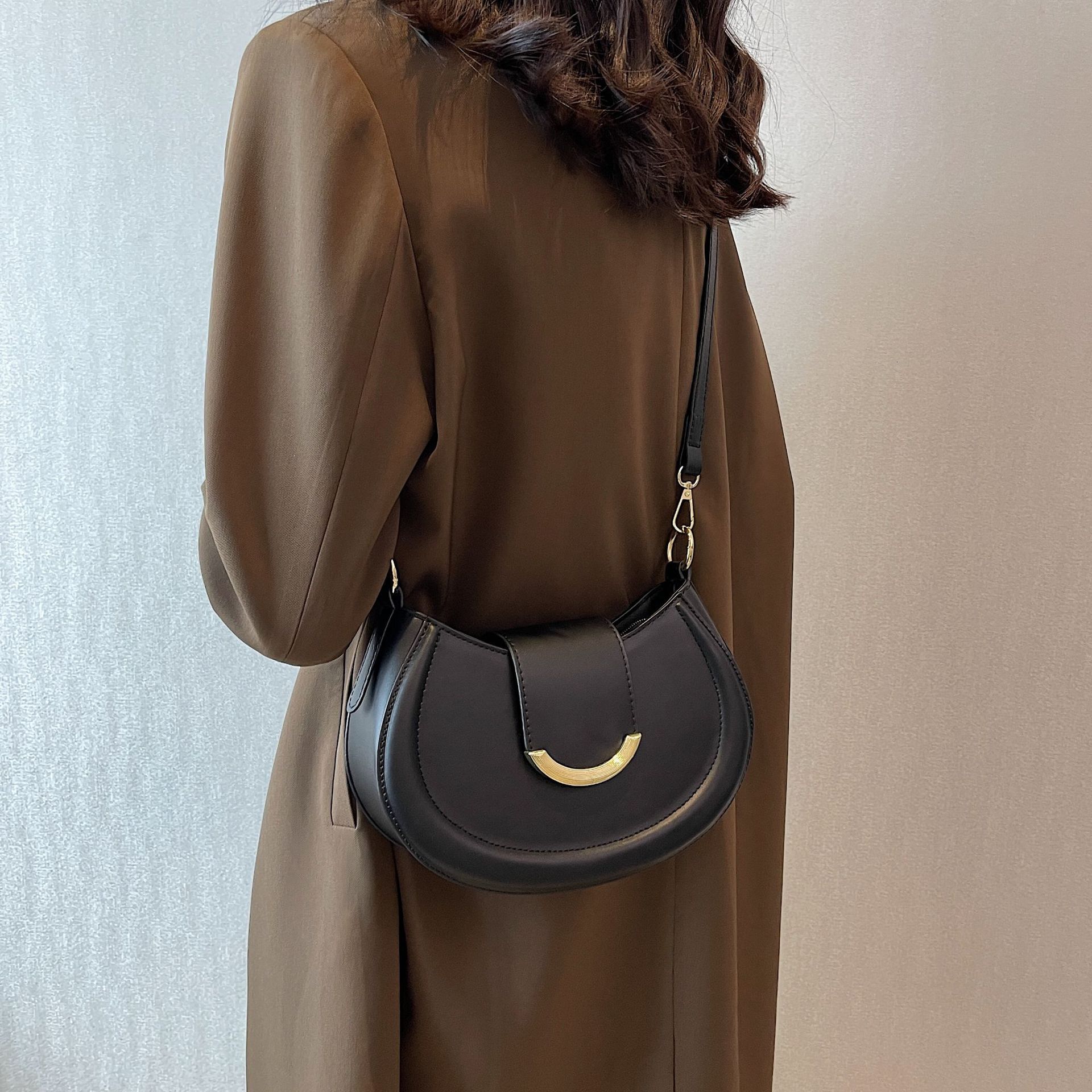 2025 Summer New Women's Shoulder Bag Niche Design Women's Summer New Fashionable Crossbody Bag Shoulder Armpit Bag Designer Bag