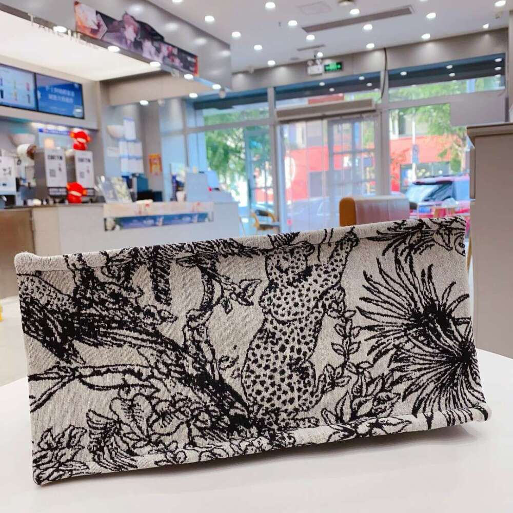 Women's High-End Handbag Spring New Versatile Canvas Small Tote Fashion Commuter Shoulder Bag