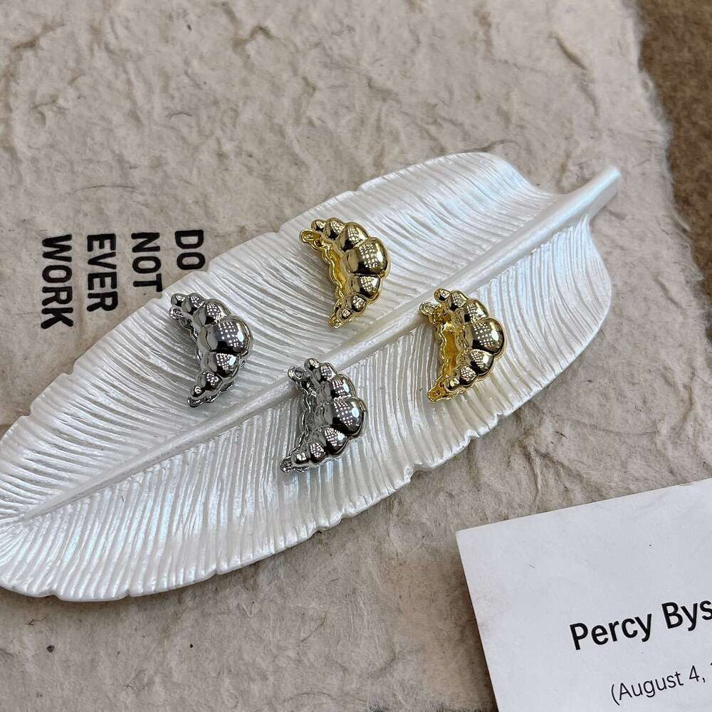Korean Niche Design Sense Horn Bag Metal Stud Simple Light Versatile Elegant 2024 New Earrings 22b