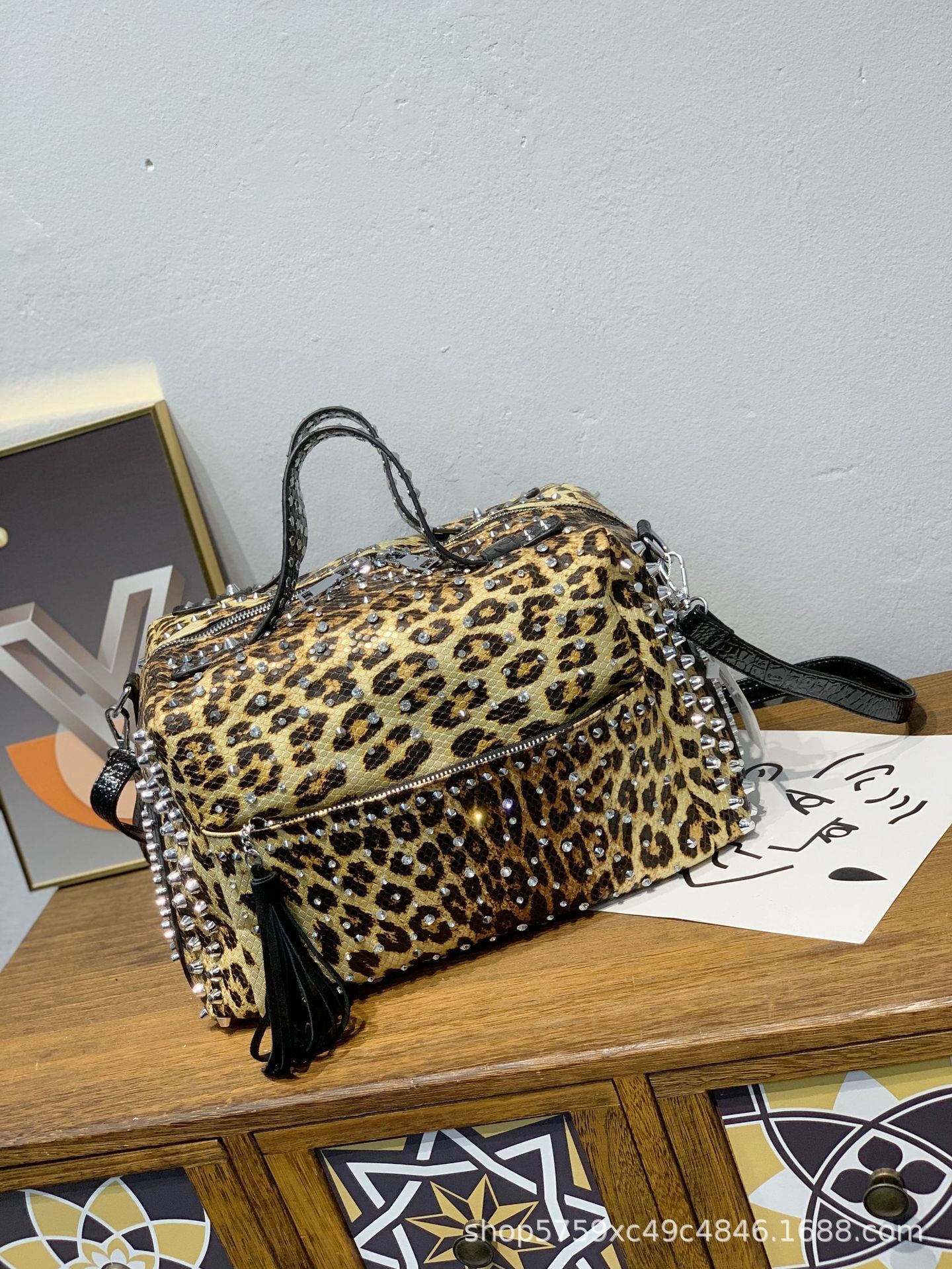 Diamond-encrusted 2025 New Women's Handbag Large Personalized Rivet Rhinestone Shoulder Casual Leopard Print Crossbody Bag ddmymoon