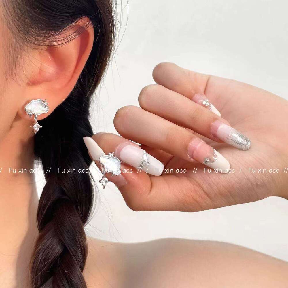 Nine Skies Nebula High-End for Women, Niche Design, Exquisite Cloud Zircon Earrings, Light Versatile Best Friend Earrings 92b