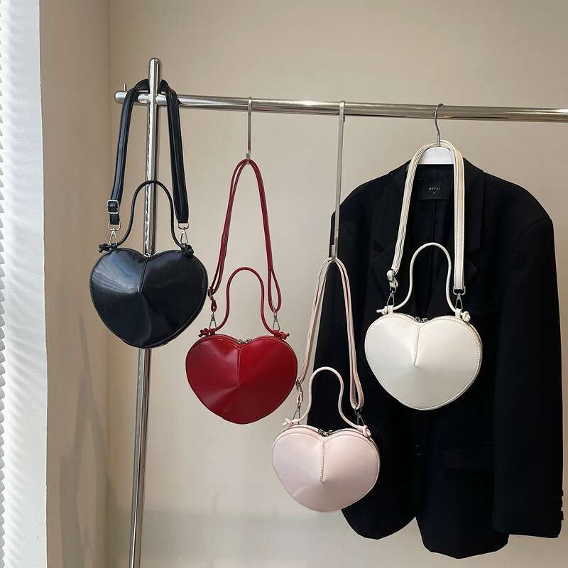 Women's New Niche Design Crossbody Heart-shaped Shoulder Trendy Underarm Bag