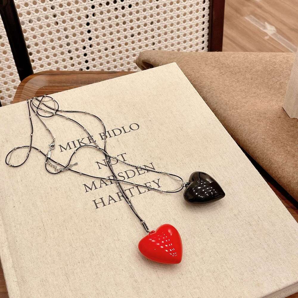 Long Heart Pendant Necklace 2024 New Simple Elegant Sweater Chain Niche Design High-end Accessories for Women d01