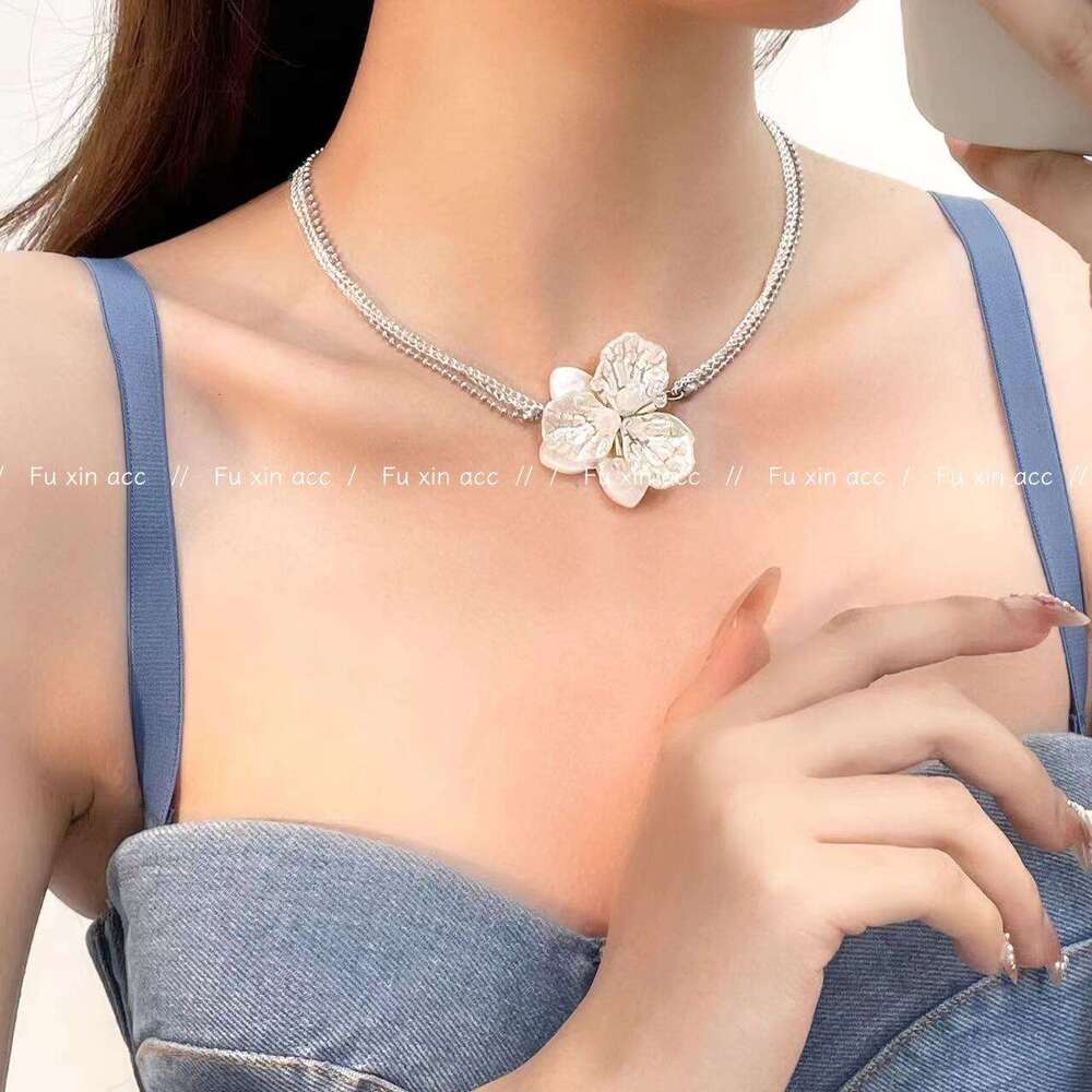 Niche Design High-End Natural Shell Flower Necklace for Women, Light , Elegant Multi-Layer Clavicle Chain, Versatile Neck Chain 75c