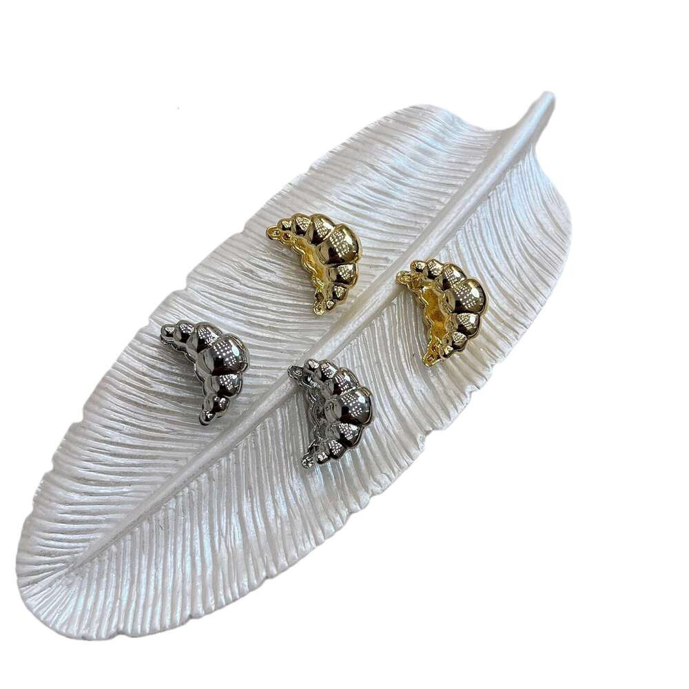 Korean Niche Design Sense Horn Bag Metal Stud Simple Light Versatile Elegant 2024 New Earrings 22b