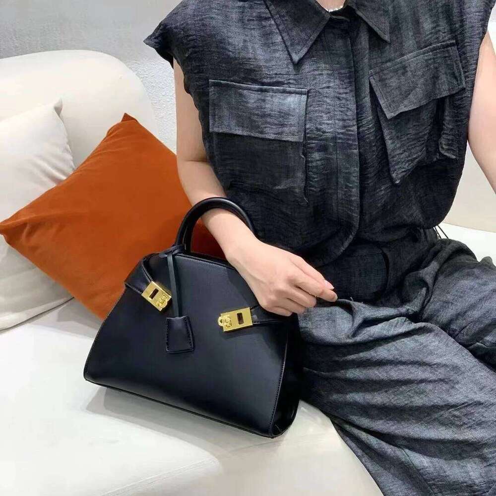 Double lock shell 2025 new niche design PU one-shoulder crossbody custom lettering fashion vintage women's hand tote bag