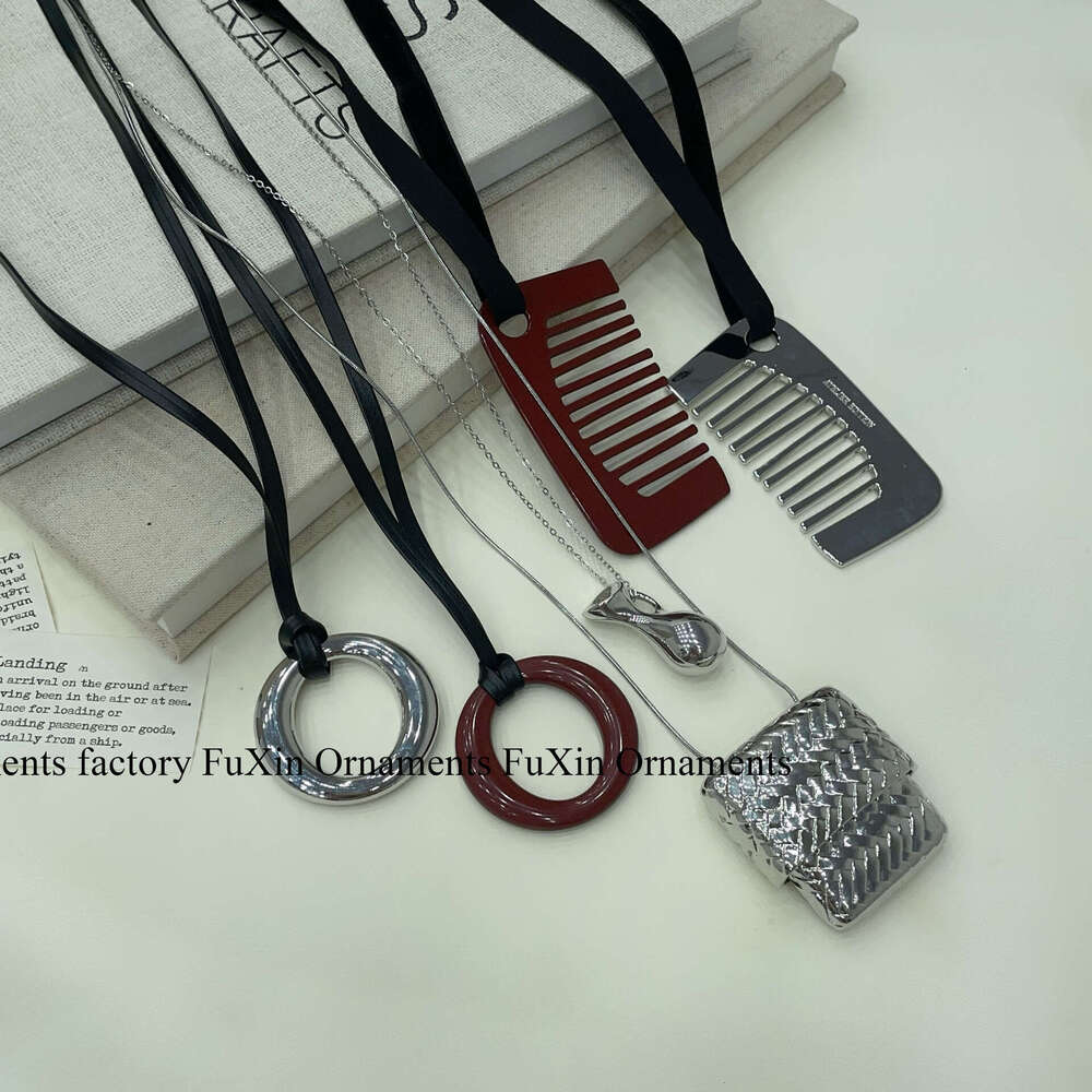 New Design Unique Comb Light Minimalist Niche Roman Rod Circle Pendant Necklace Novel Long Accessory 2a8