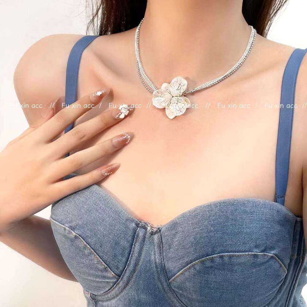 Niche Design High-End Natural Shell Flower Necklace for Women, Light , Elegant Multi-Layer Clavicle Chain, Versatile Neck Chain 75c