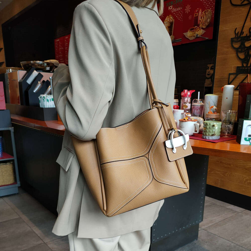 Single Shoulder Underarm Genuine Leather Large Capacity Tote Bag New Top Layer Cowhide Handbag Commuting Versatile Simple designer bag B5
