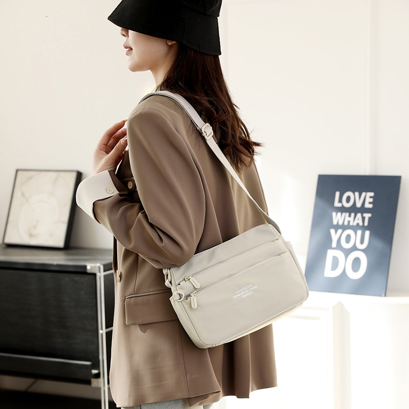 Colorful Fox Women's Fashion Trend Shoulder Water-Resistant Multi-Layer Casual Crossbody Bag ddmymoon