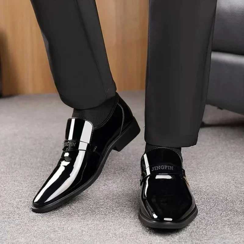 Mens Leather Shoes Business Shoes Bright Leather Oxford Shoes Lacquer Pointed Toe M Loafers Slip-on Designer Mens Dress Shoes Y250730