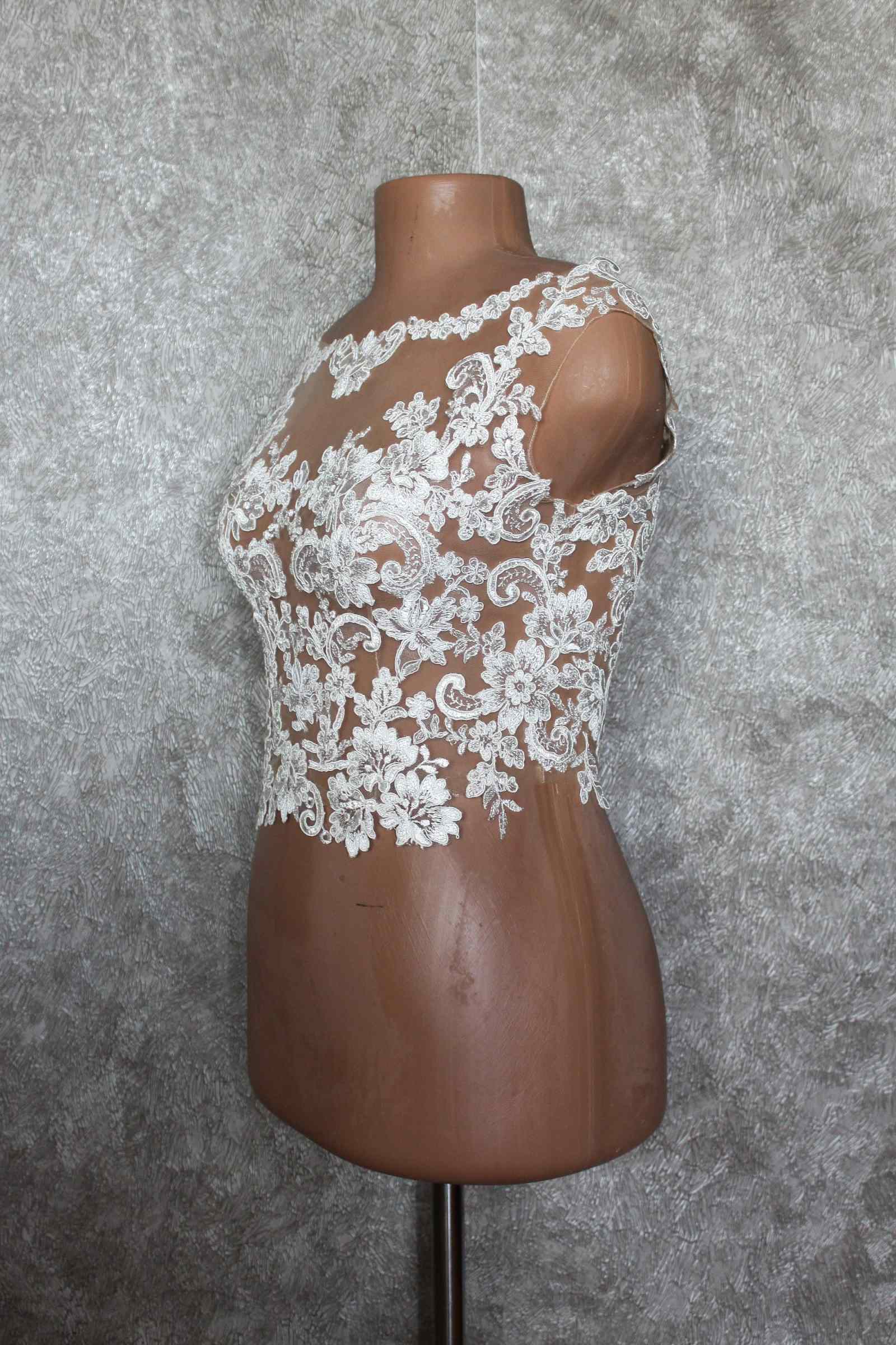Elegant Bridal Jacket Short Sleeve O-Neck Appliques Tull Lace Button Wedding Jackets Bridal Accessories Customized