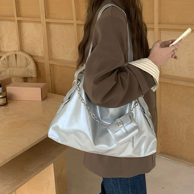 Designer Bag 2025 New Large Capacity Bag Women Chain Bag Korean Commuting Versatile Single Shoulder Crossbody Women Bag Soft Leather Tote Luxury Bag B
