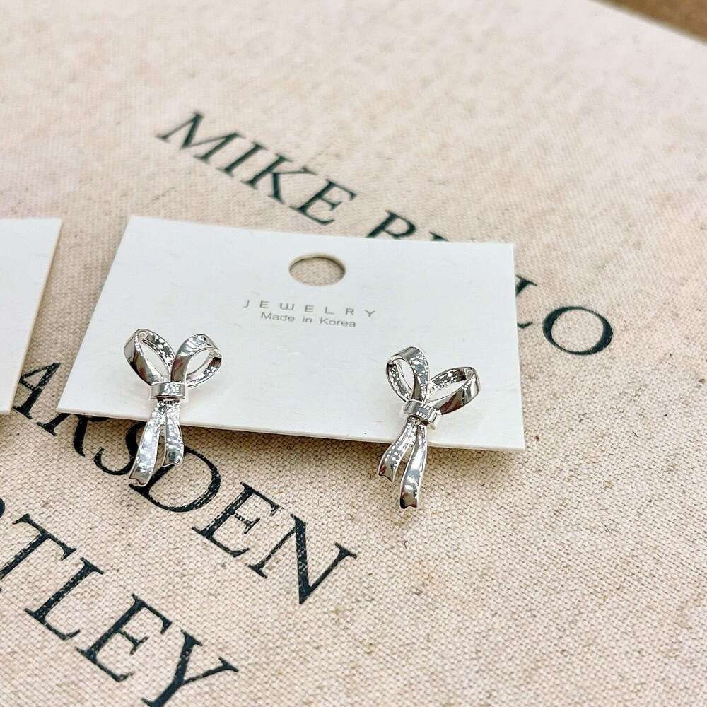 Design Sense Bowknot Metal Ear Clips Simple Exquisite Niche Unique Personality Fashionable Elegant Earrings for Women 2cc