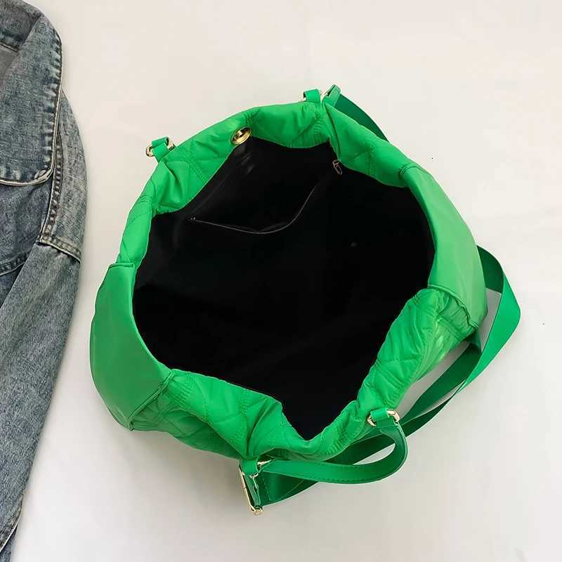 Green Padded Handbag Fi Quilted Shoulder Bags For Women 2023 Winter Space Cotton Shopper Bag Portable Large Capacity Tote Y250730