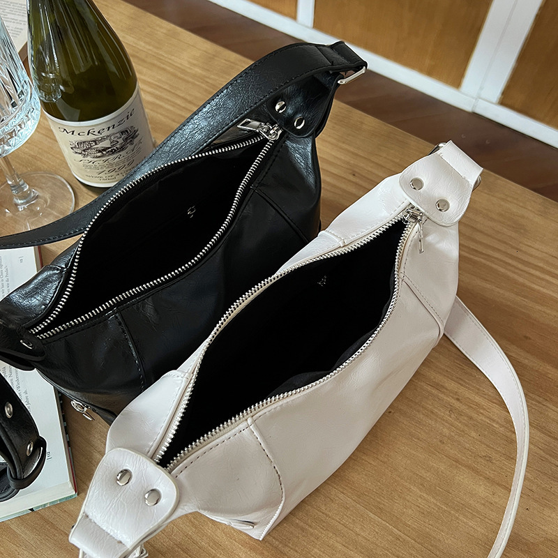 Designer Bag 2025 New Punk Style Motorcycle Bag Underarm Bag Women Fashion Niche Design Bag Hot Girl Single Shoulder Crossbody Luxury Bag Bag Trendy T