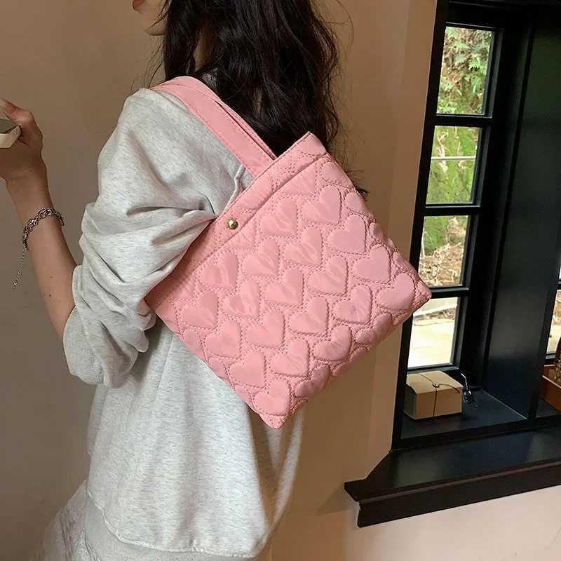 Solid Color Quilted Tote Bags Large Capacity Cott Padded Handbags Trendy Fluffy Shoulder Bag for Winter Travel Women Girls Y250730