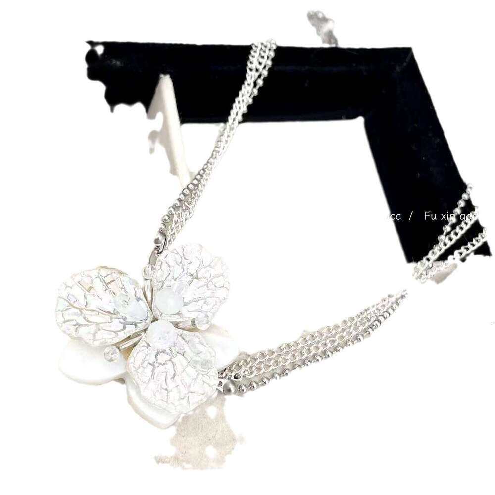 Niche Design High-End Natural Shell Flower Necklace for Women, Light , Elegant Multi-Layer Clavicle Chain, Versatile Neck Chain 75c