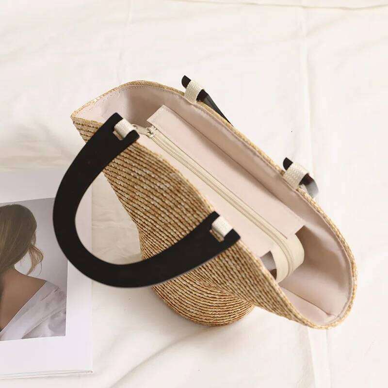 Niche wooden hand-held hat new small fresh straw woven vacation style beach bag, versatile women's bag