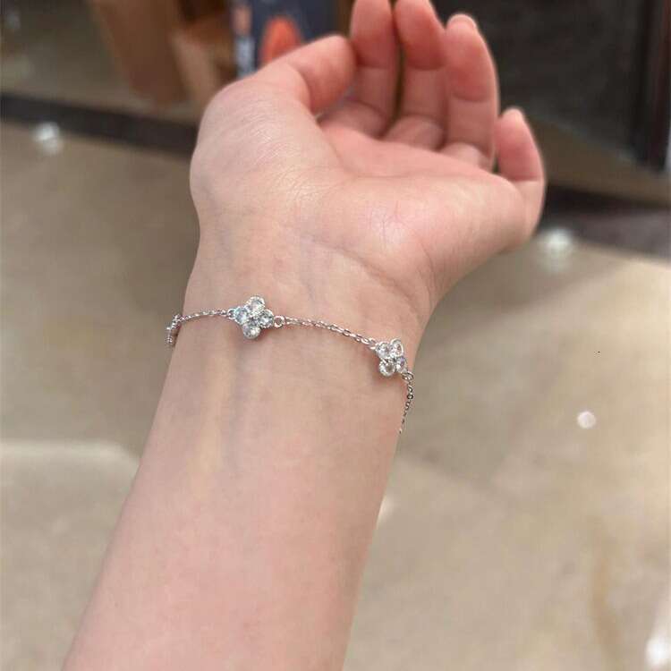 Super Shiny Full Dia Four-Leaf Clover Bracelet for Women, Ins Style, Light , Niche, Exquisite Bracelet, Elegant, Versatile, High-End Feel Jewelry