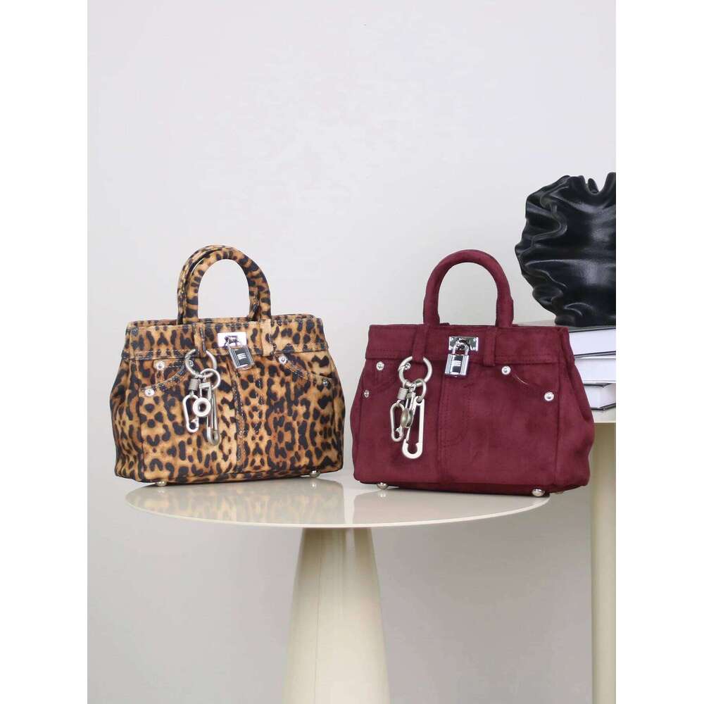 2024 autumn and winter new niche design Korean fashion suede veet leopard print platinum portable crossbody bag lock key p