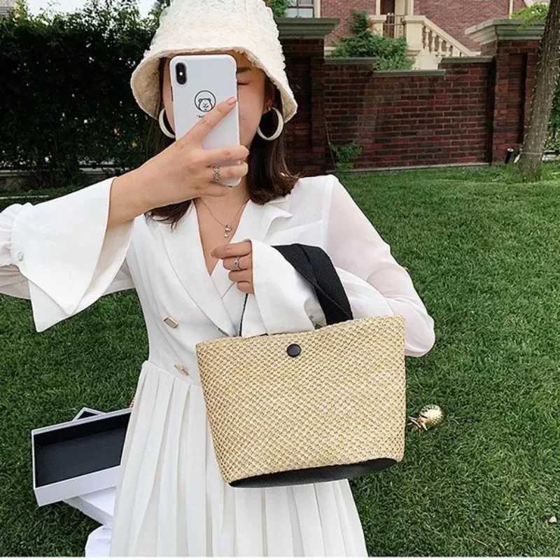 Trendy Straw Handbag Womens Woven Beach Bag Casual Snap Button Satchel Bag Small Braided Shoulder Bag For Travel Beach Trip G250729