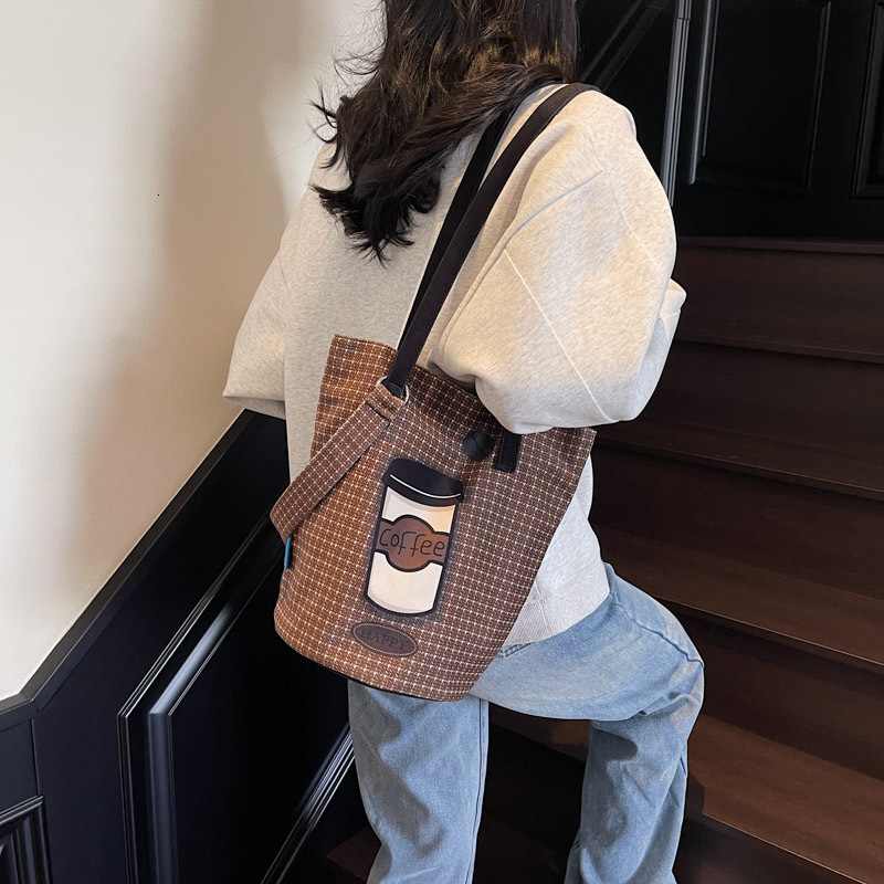 2025 new bucket bag designer commuting shoulder bag outdoor travel handbag women's popular crossbody bag