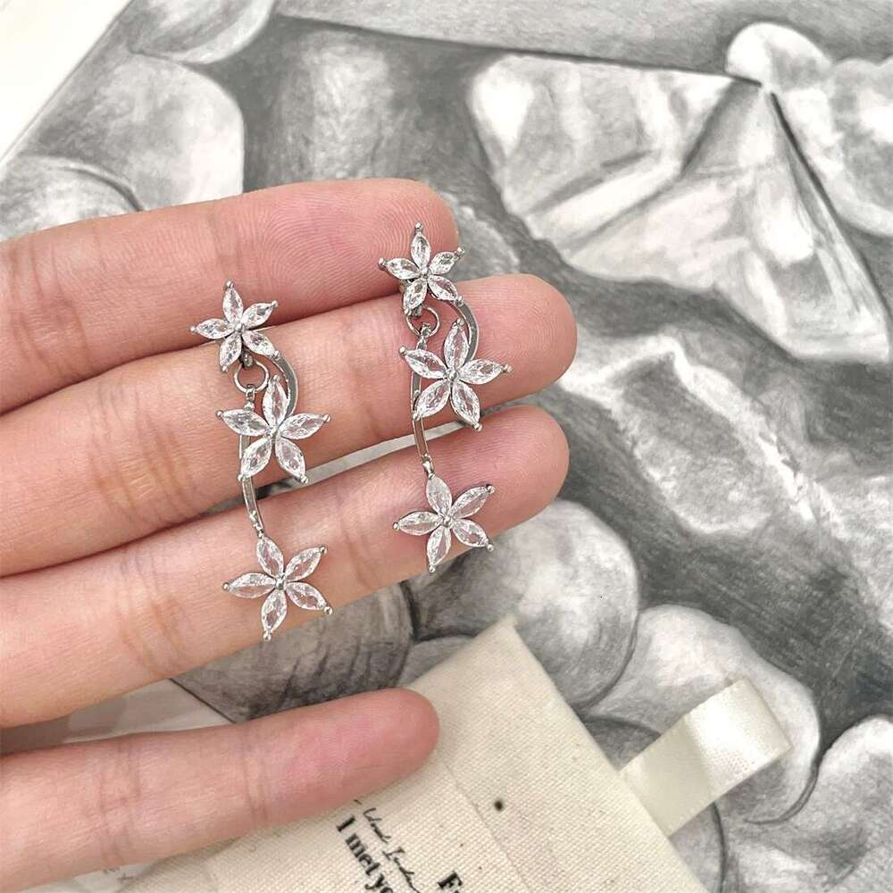 New Blossom for Women Fashionable High-end Minimalist Style Super Sparkling Zircon Flower Niche Design Earrings 0ef
