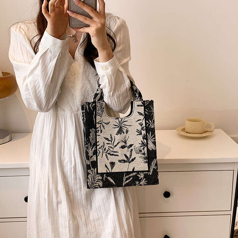 Large Capacity Jacquard Letter Tote for Women 2022 New Fashion Versatile Handbag Trendy Handheld Bag Wholesale