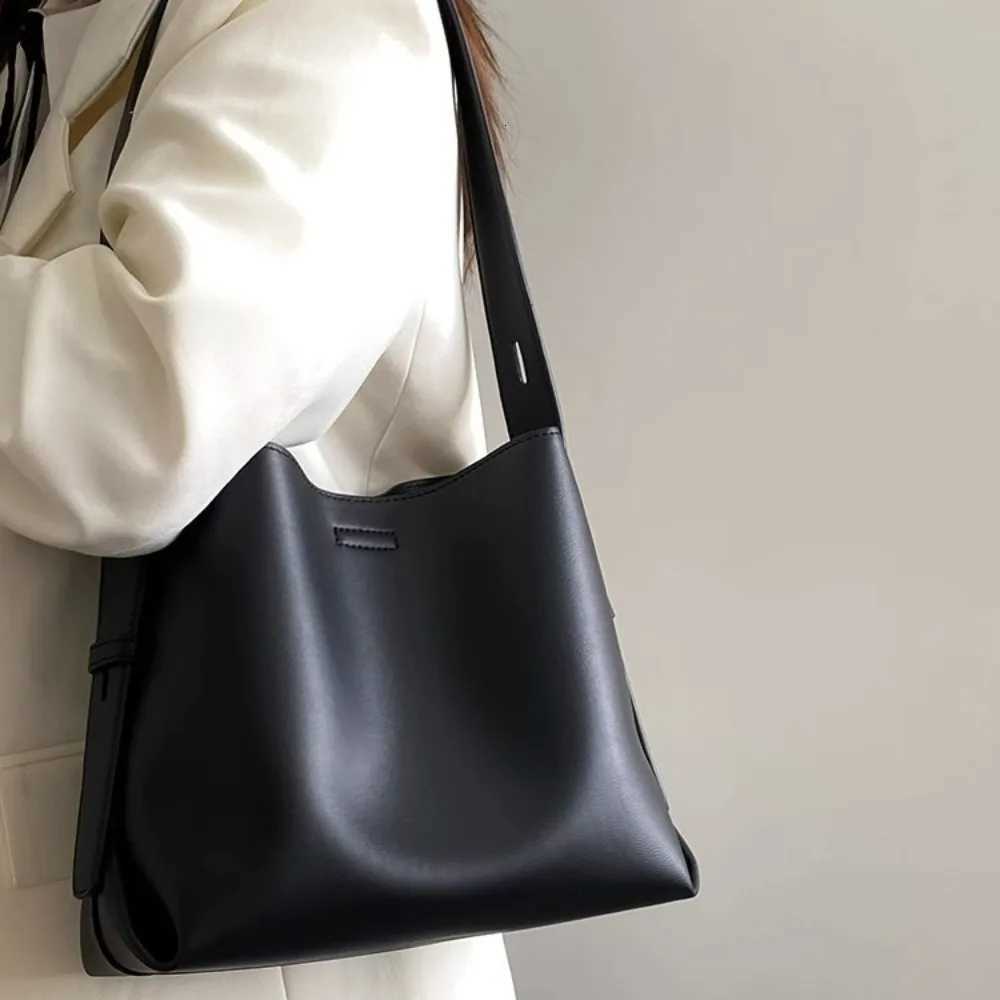 Small Niche Design of Bucket Bag New Wens Bag Daily Commuting Tote Bag Large Capacity Single Shoulder Crossbody Bag Y250730