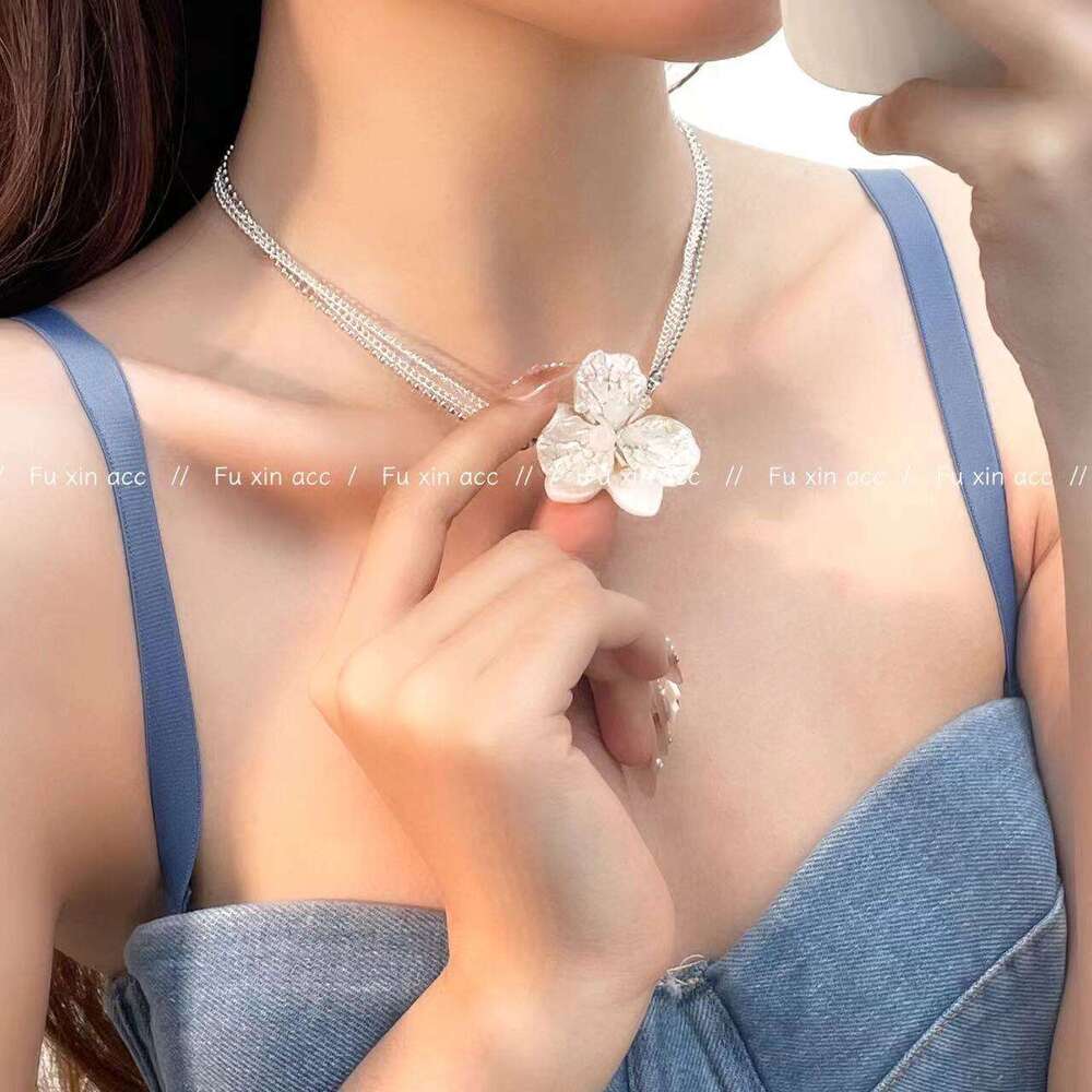 Niche Design High-End Natural Shell Flower Necklace for Women, Light , Elegant Multi-Layer Clavicle Chain, Versatile Neck Chain 75c