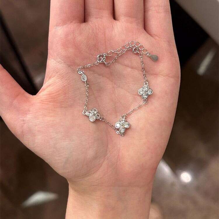 Super Shiny Full Dia Four-Leaf Clover Bracelet for Women, Ins Style, Light , Niche, Exquisite Bracelet, Elegant, Versatile, High-End Feel Jewelry